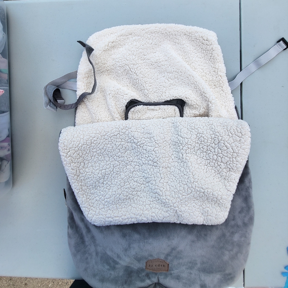 JJ Cole Bundleme Gray and White Sherpa Carseat Bunting